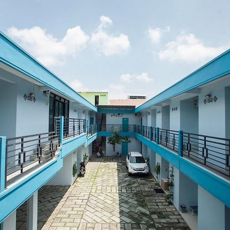 Hotel Reddoorz Syariah At Kartohardjo Madiun Exterior foto