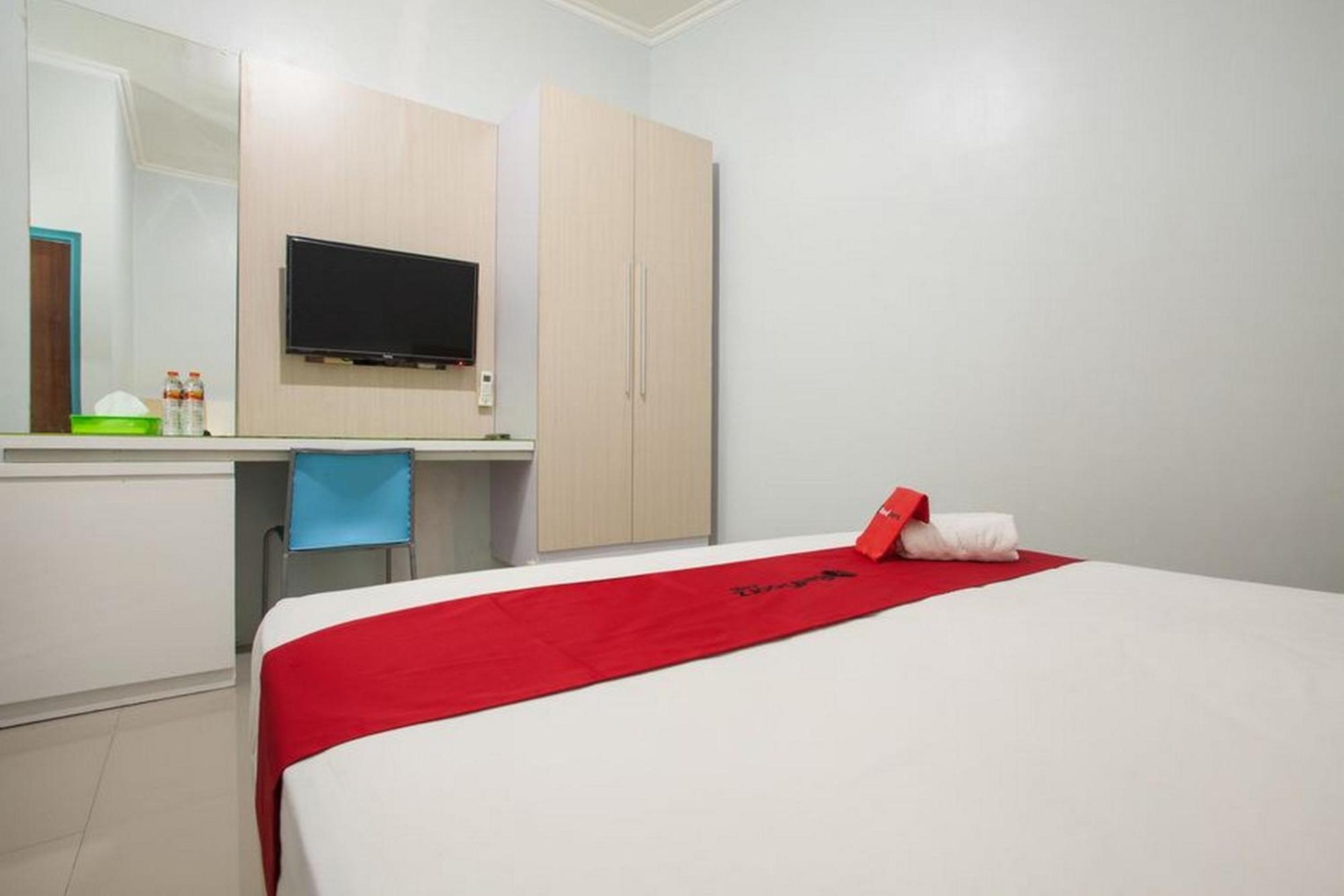 Hotel Reddoorz Syariah At Kartohardjo Madiun Exterior foto