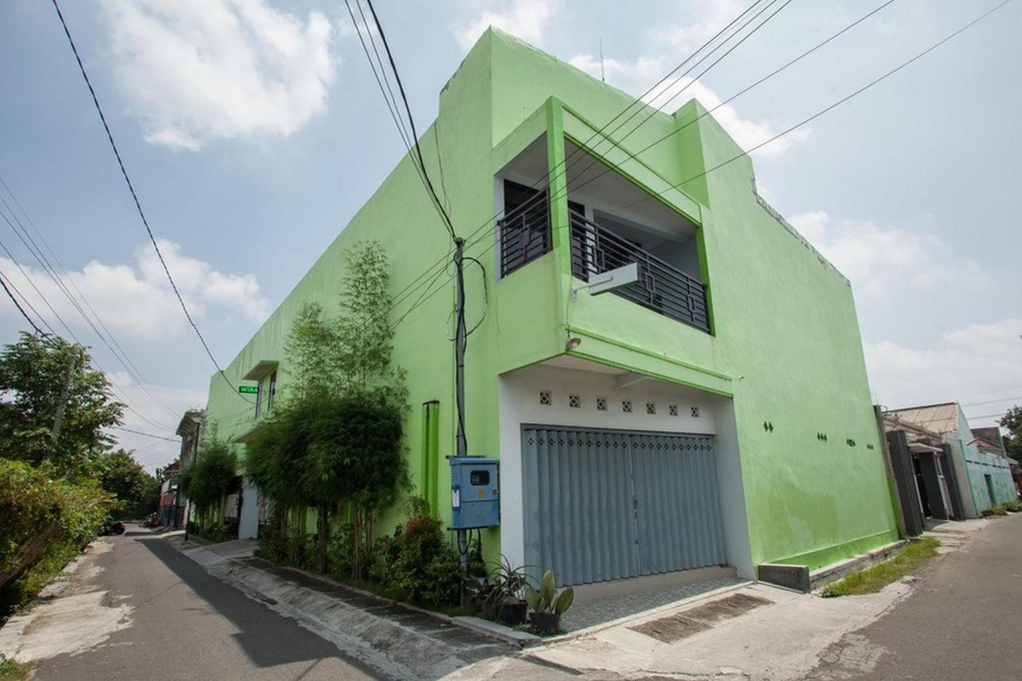 Hotel Reddoorz Syariah At Kartohardjo Madiun Exterior foto