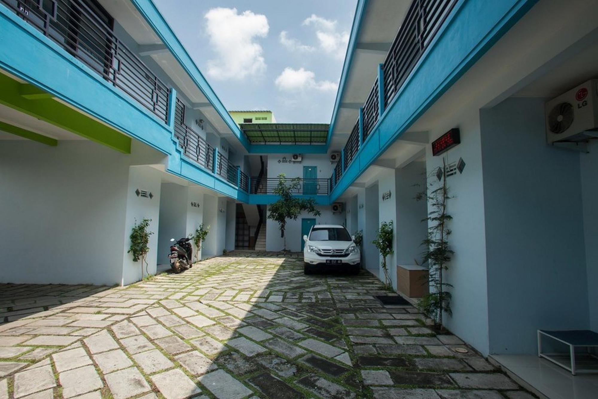 Hotel Reddoorz Syariah At Kartohardjo Madiun Exterior foto