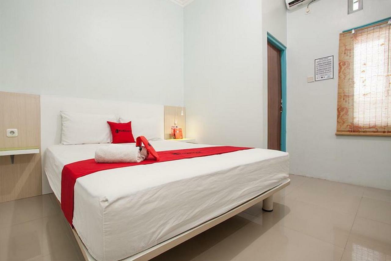 Hotel Reddoorz Syariah At Kartohardjo Madiun Exterior foto