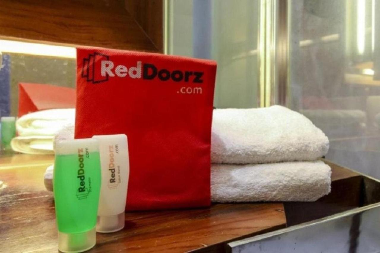 Hotel Reddoorz Syariah At Kartohardjo Madiun Exterior foto